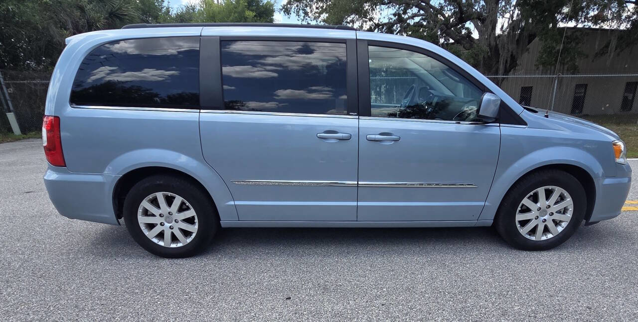 Used 2013 Chrysler Town & Country Touring image 3