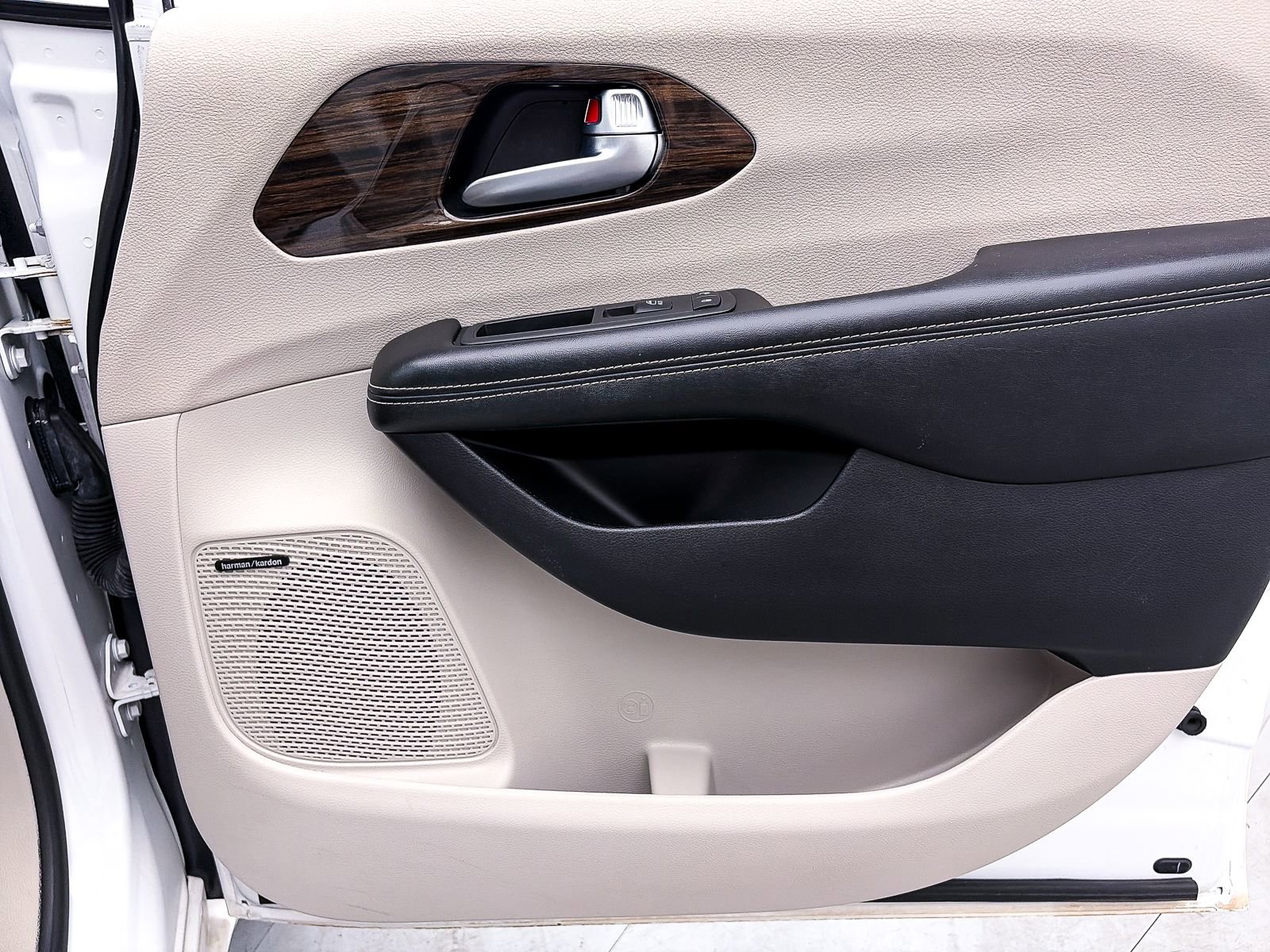 Used 2021 Chrysler Pacifica Limited w/ Premium & Safety Sphere Group image 35