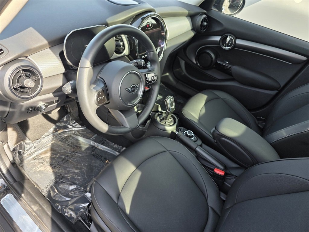Used 2023 MINI Cooper 4-Door Hardtop image 10
