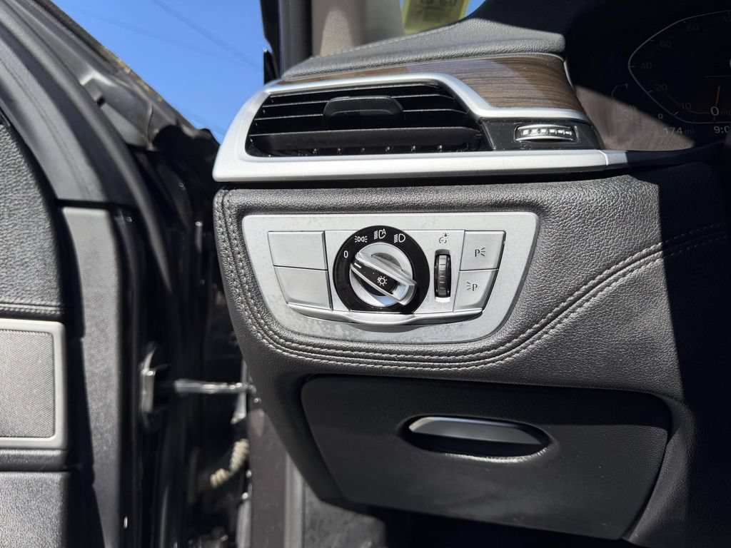 Used 2022 BMW 740i xDrive AWD/4WD image 26