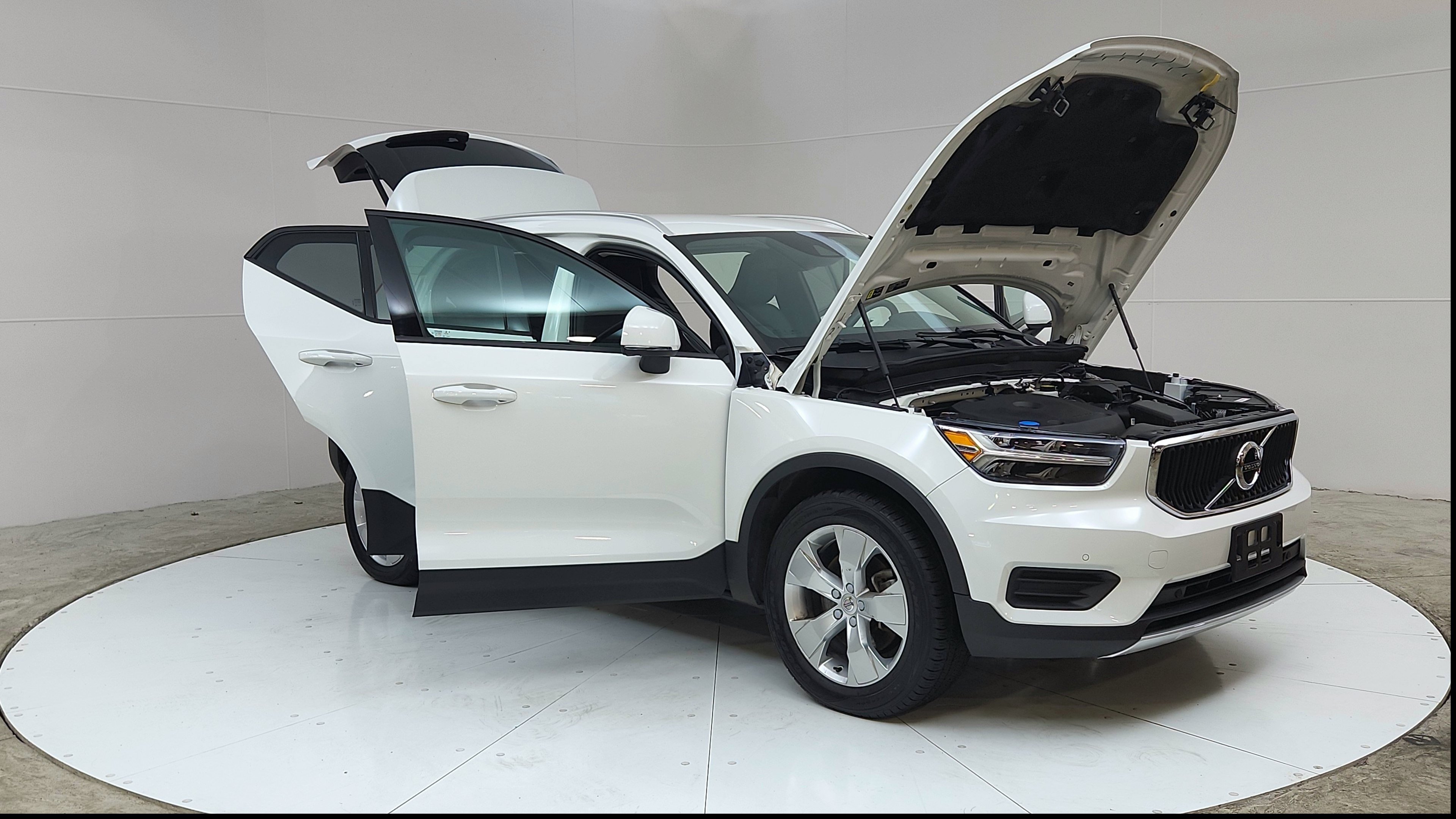 Used 2020 Volvo XC40 T4 Momentum FWD image 9