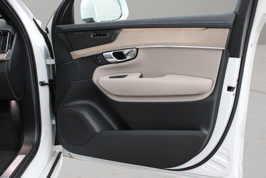 Certified 2025 Volvo XC90 B5 Ultra AWD/4WD image 23