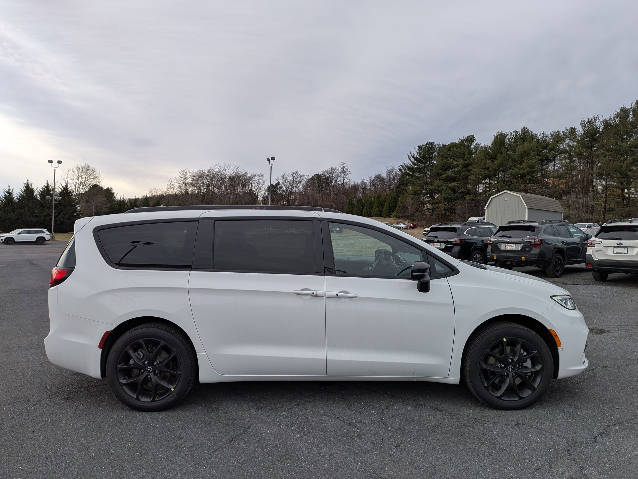 New 2026 Chrysler Pacifica Limited w/ Uconnect Theater Family Group image 4