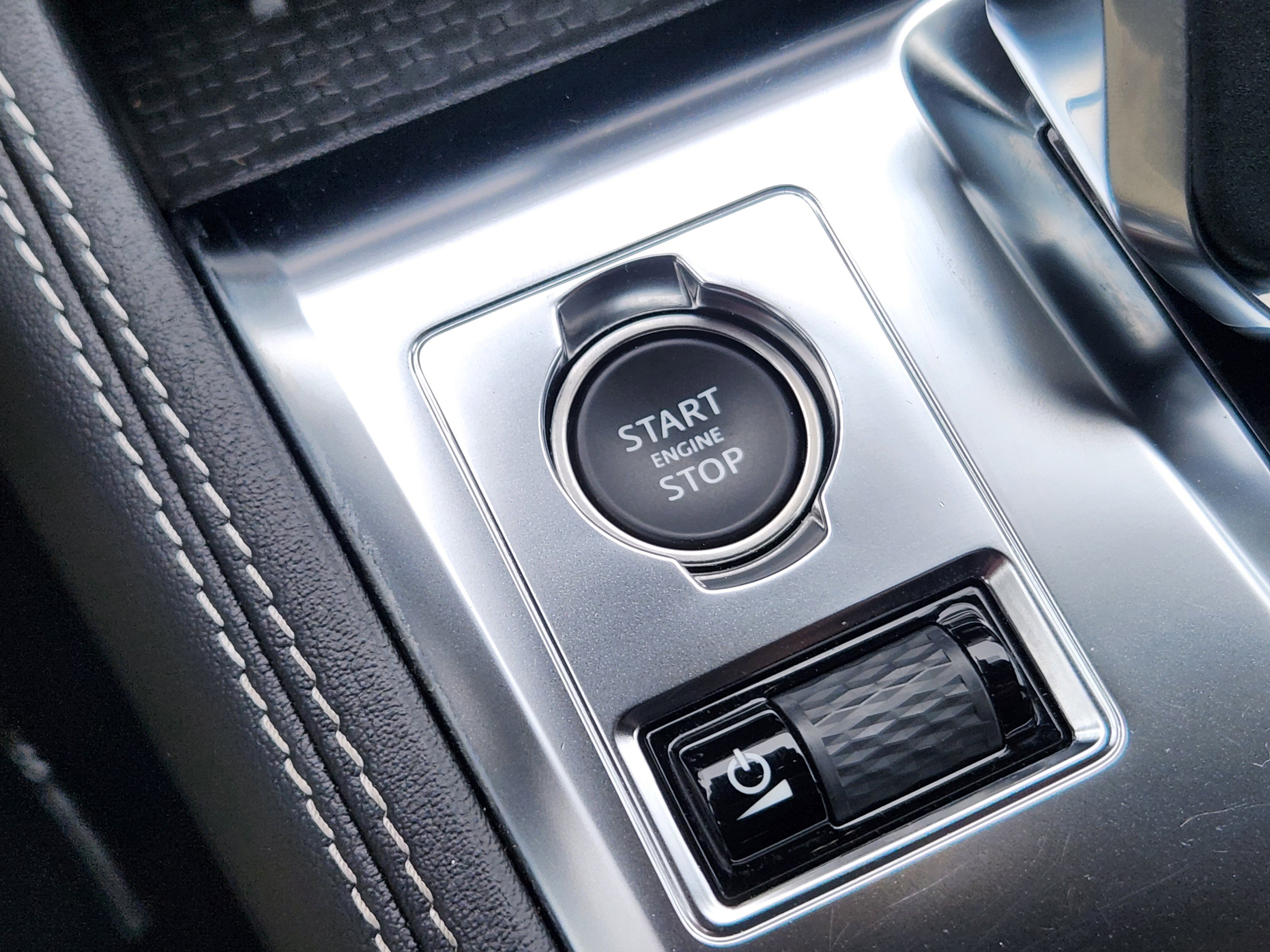 Certified 2025 Jaguar F-PACE R-Dynamic S AWD/4WD image 31