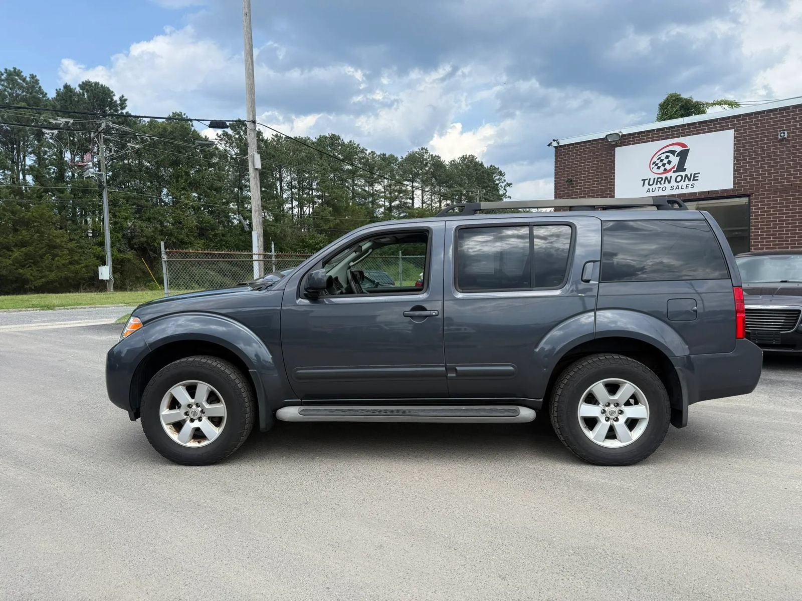 Used 2010 Nissan Pathfinder SE AWD/4WD image 2