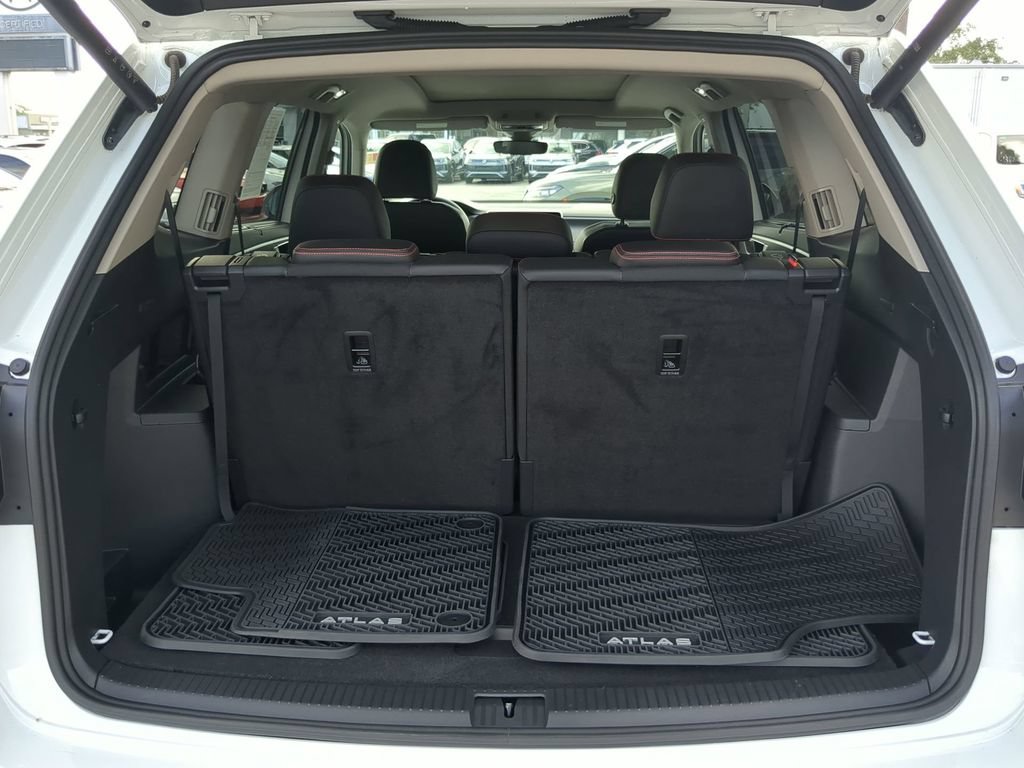 Certified 2025 Volkswagen Atlas Peak Edition SE AWD/4WD image 10