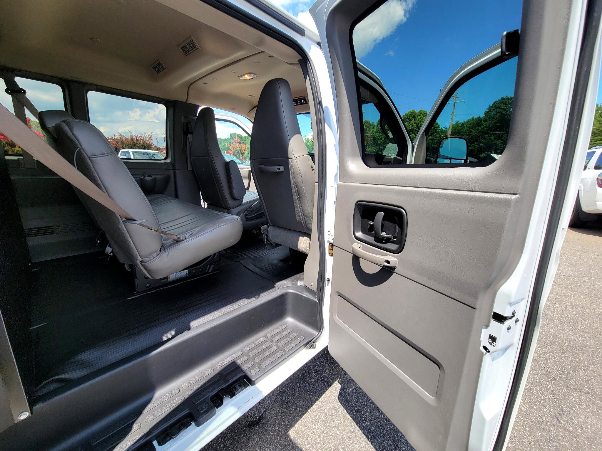 Used 2023 Chevrolet Express 3500 LS image 32