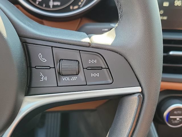 Used 2019 Alfa Romeo Giulia Ti RWD image 12