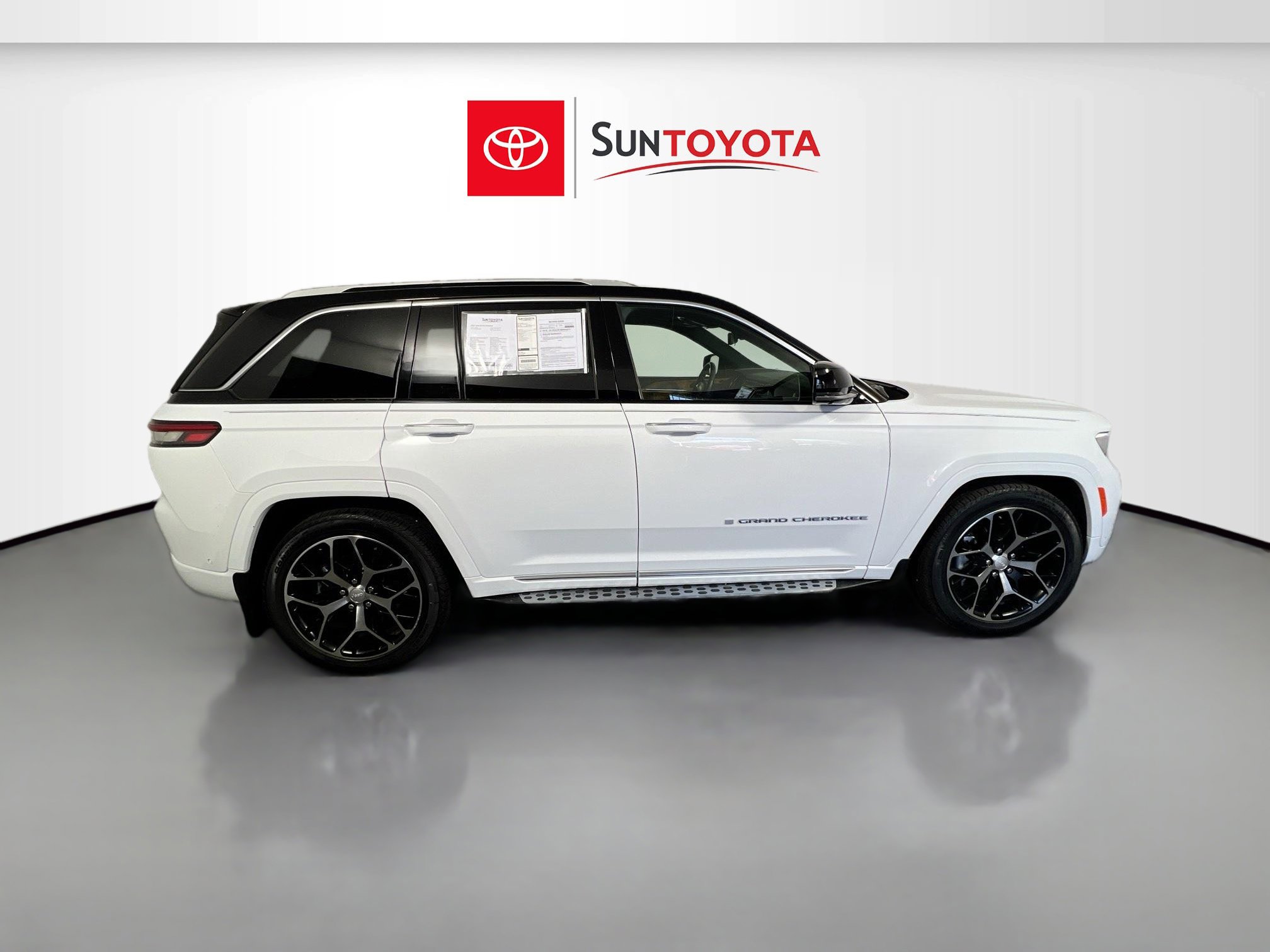 Used 2022 Jeep Grand Cherokee Summit image 2