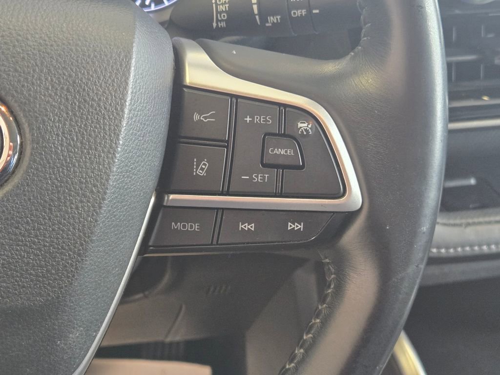 Used 2022 Toyota Highlander XLE image 16
