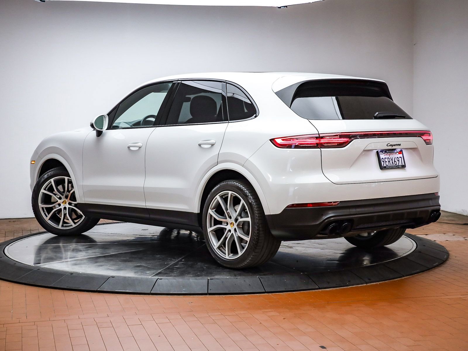 Certified 2022 Porsche Cayenne Platinum Edition image 3