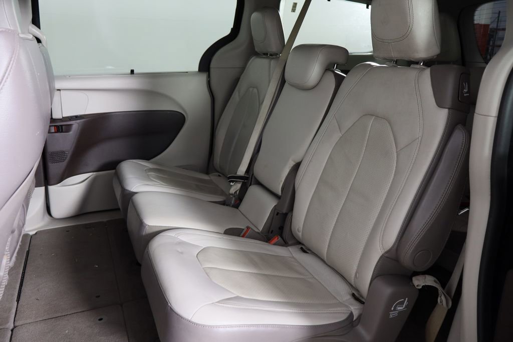 Used 2018 Chrysler Pacifica Touring-L image 16
