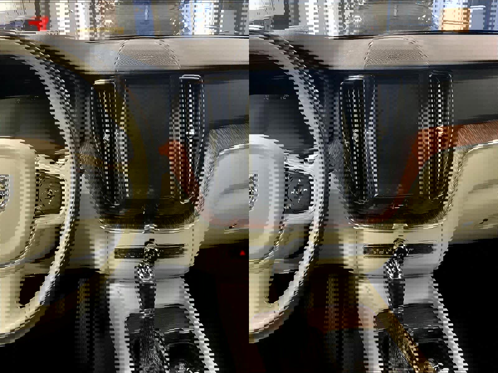 Used 2019 Volvo XC60 T6 Momentum w/ Multimedia Package image 17