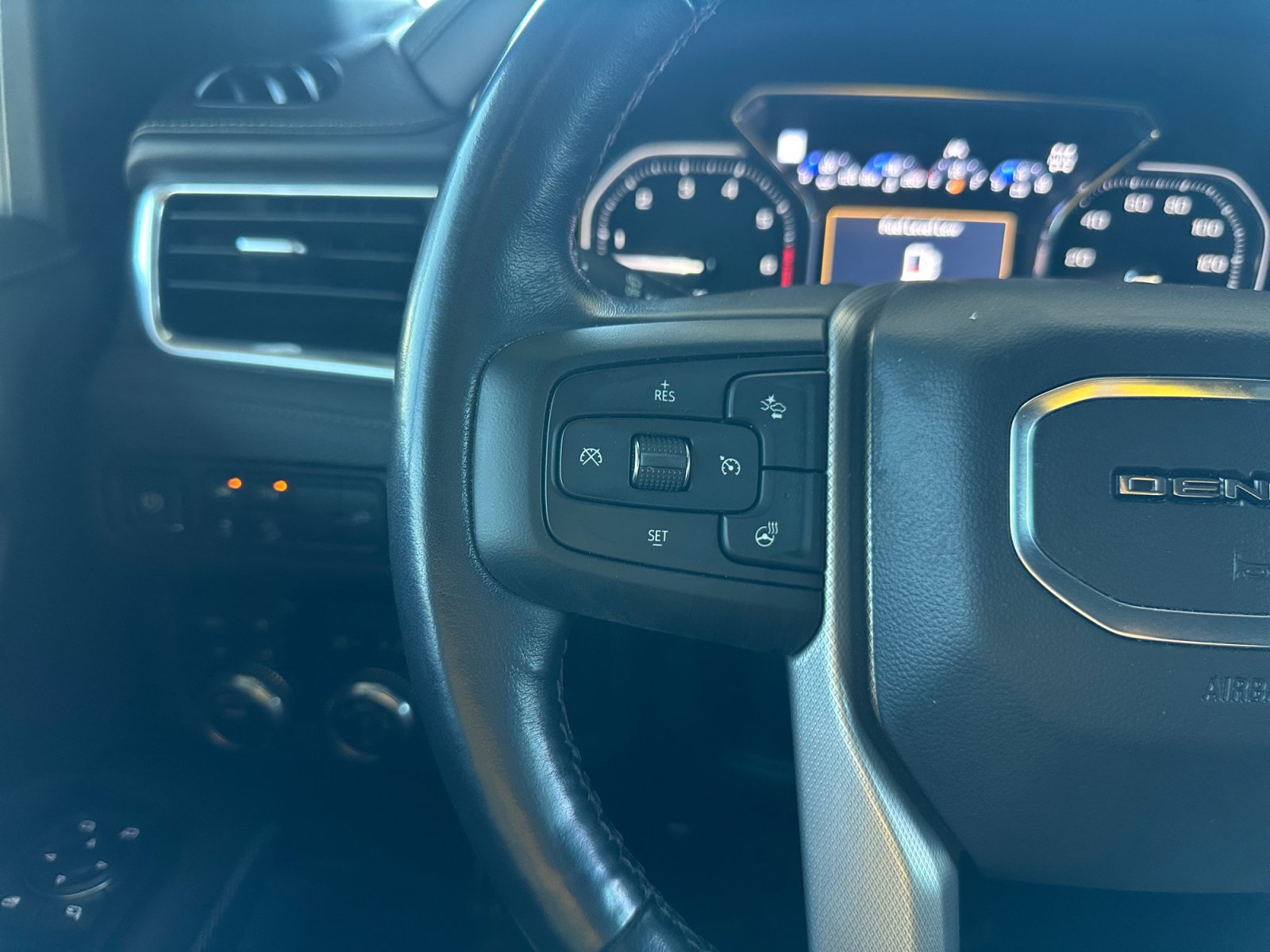 Used 2021 GMC Yukon XL Denali AWD/4WD image 19
