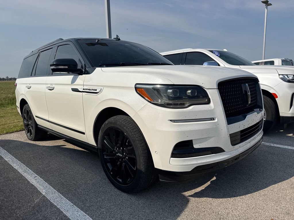 Used 2024 Lincoln Navigator Reserve image 3