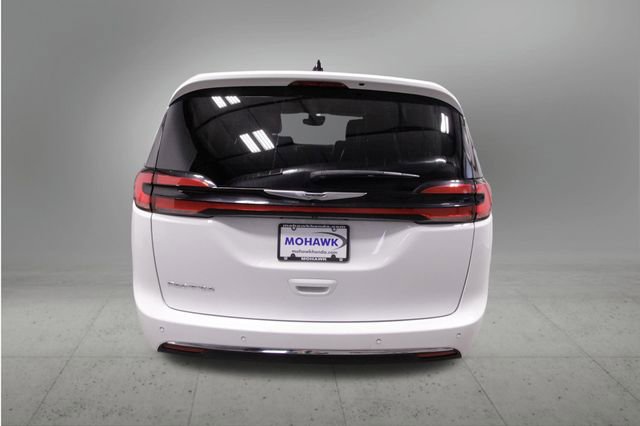 Used 2024 Chrysler Pacifica Touring-L FWD image 4