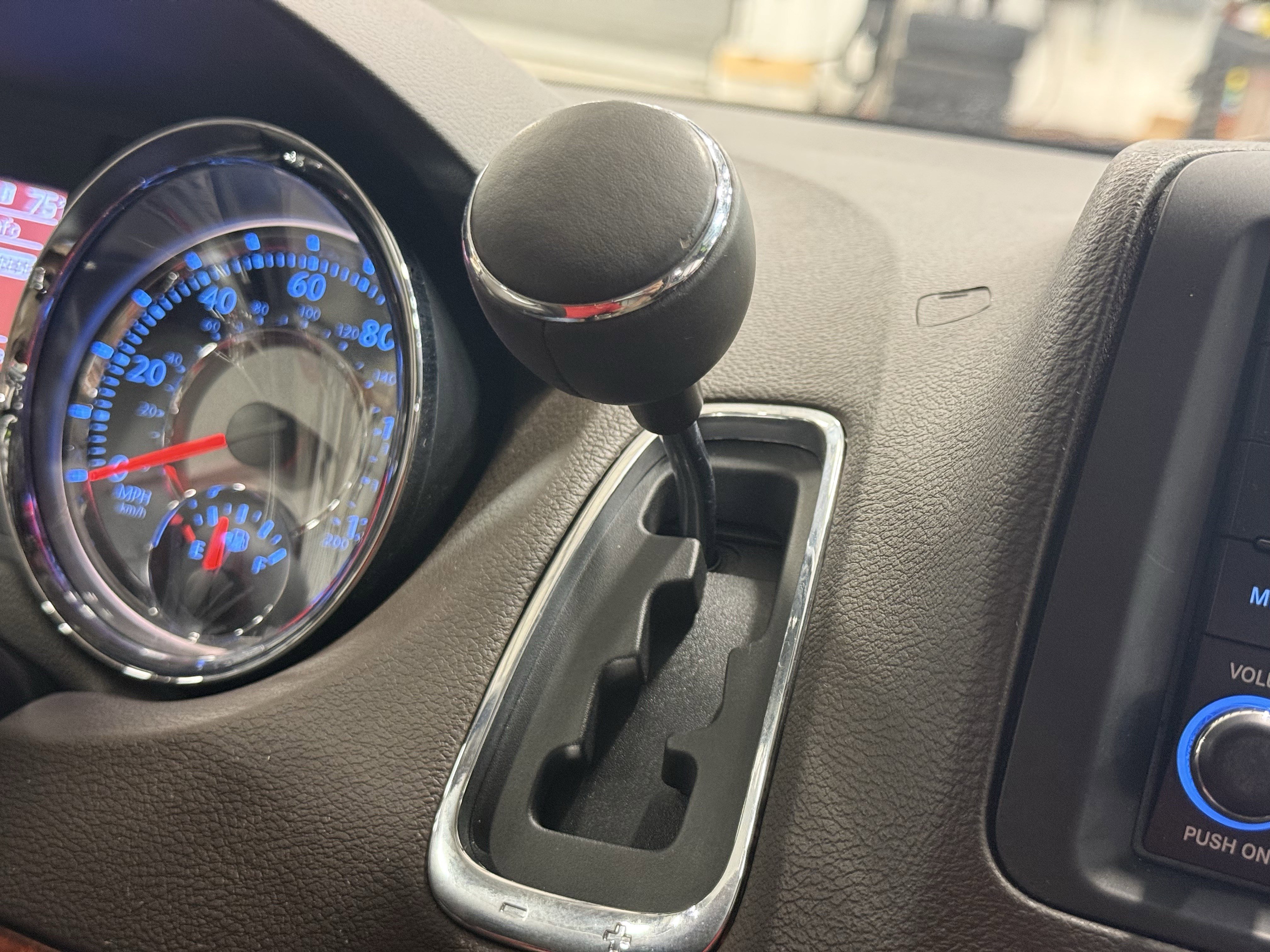 Used 2014 Chrysler Town & Country Touring-L image 31