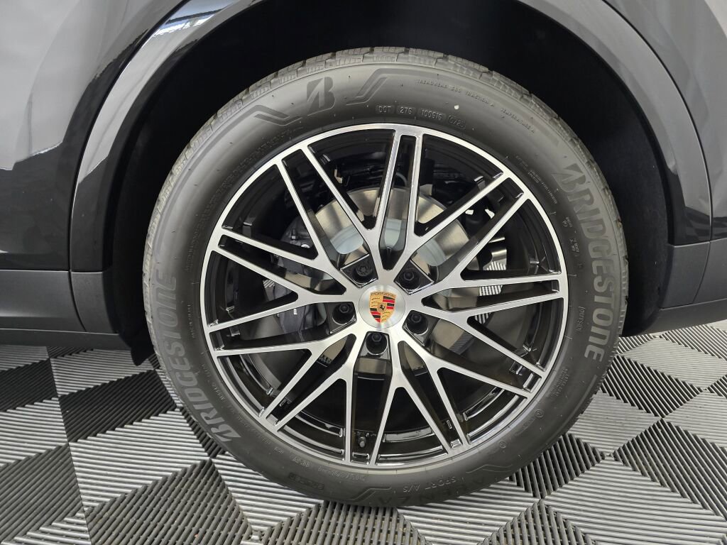 Certified 2025 Porsche Cayenne image 11