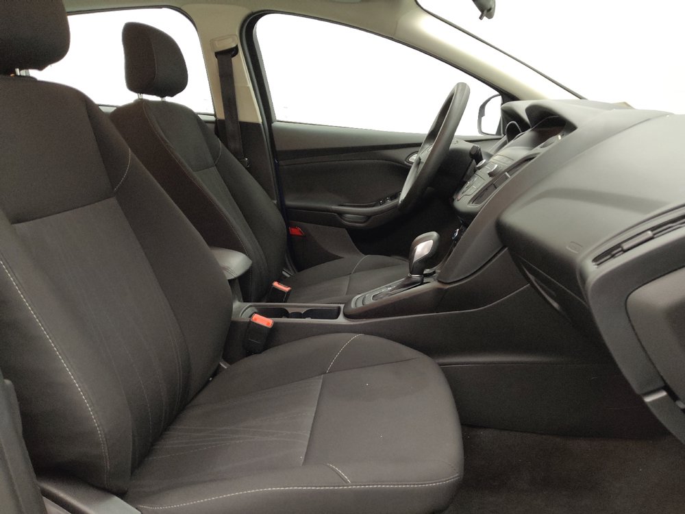 Used 2018 Ford Focus SE w/ SE Appearance Package FWD image 21