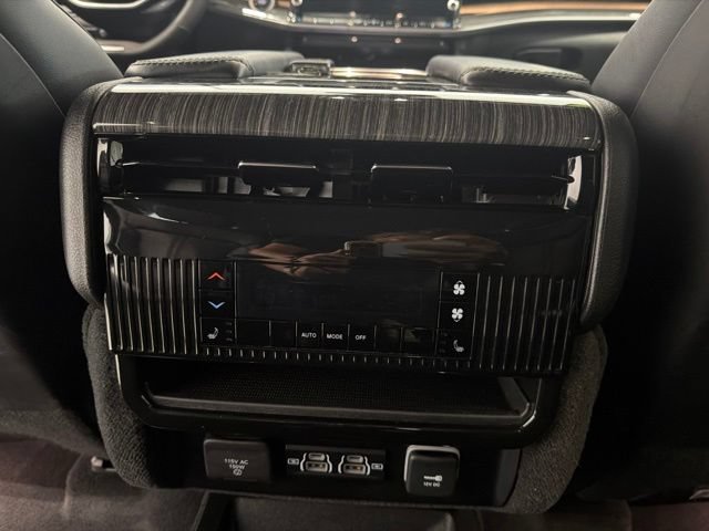 Used 2022 Jeep Wagoneer Series III AWD/4WD image 30