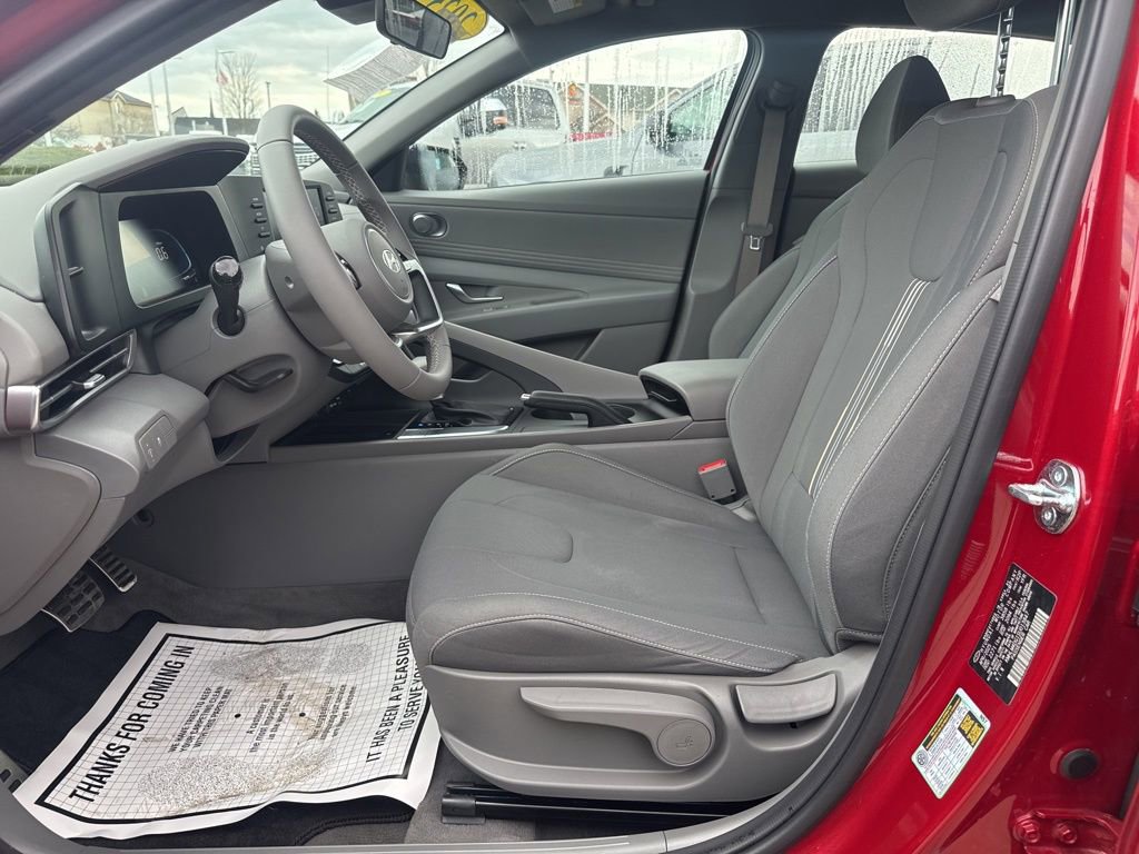 Used 2025 Hyundai Elantra Sport image 2