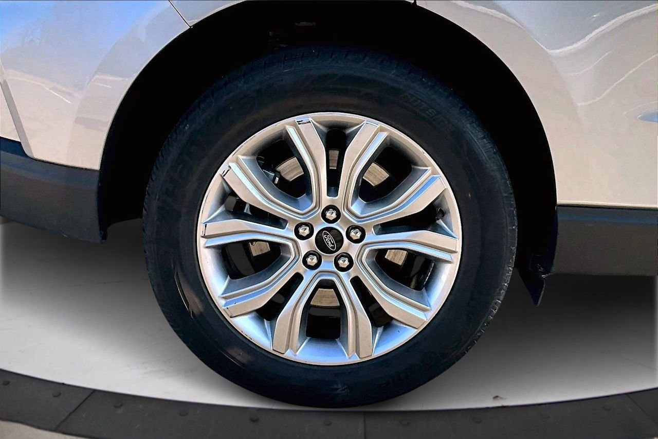 Used 2024 Ford Edge Titanium image 35