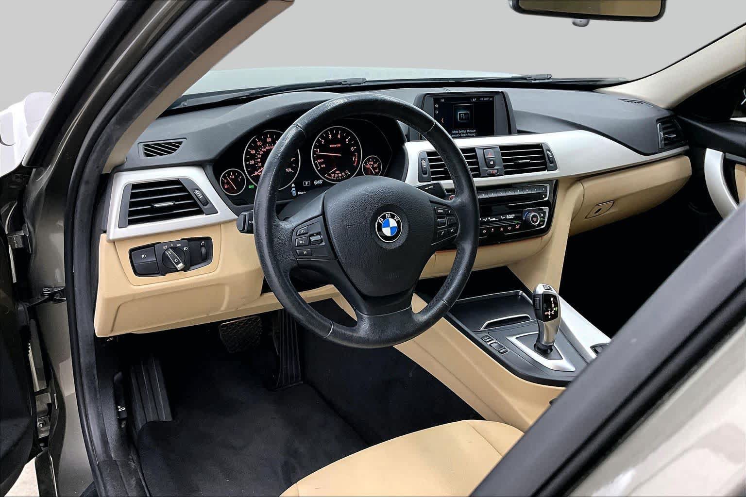 Used 2018 BMW 320i Sedan RWD image 17