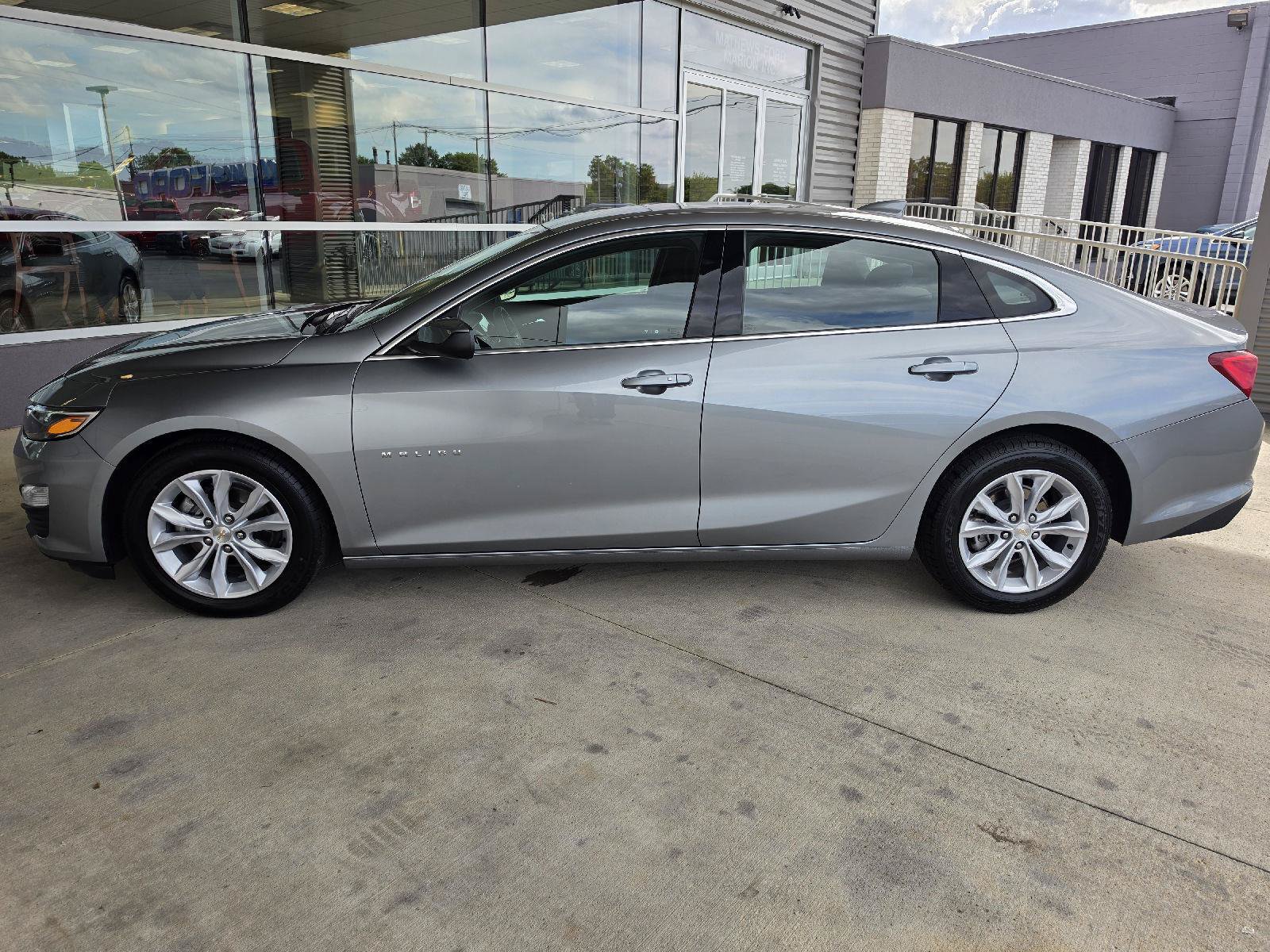 Used 2025 Chevrolet Malibu LT FWD image 2