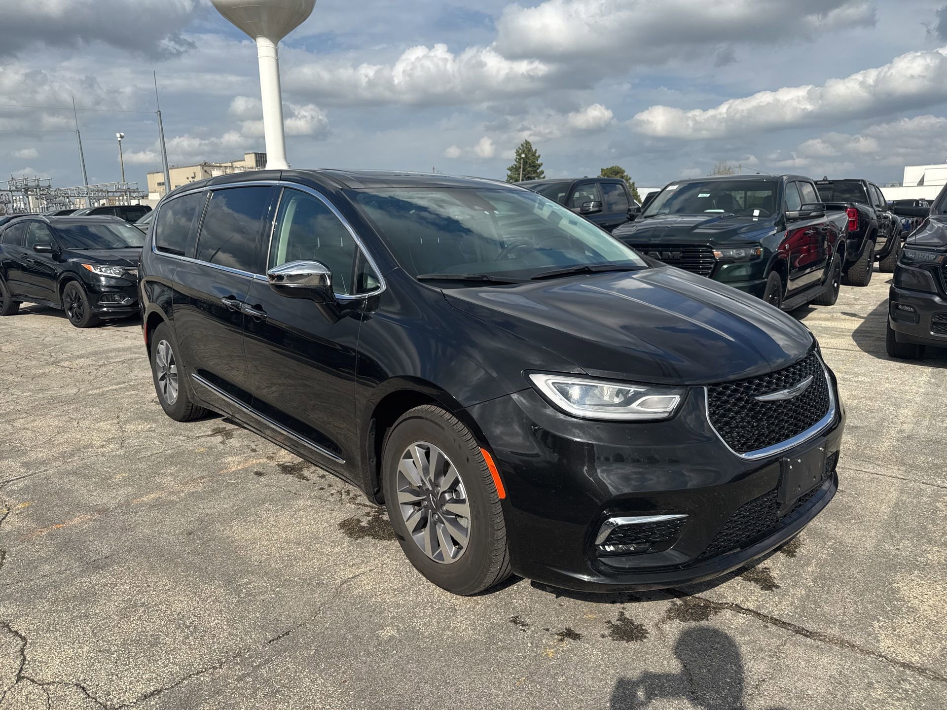 Used 2023 Chrysler Pacifica Limited image 4