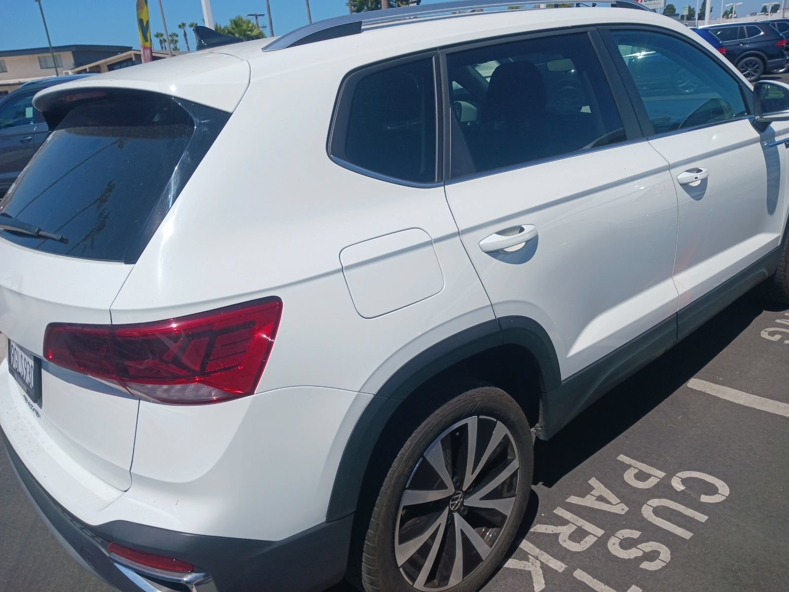 Used 2023 Volkswagen Taos SE w/ Panoramic Sunroof Package FWD image 4