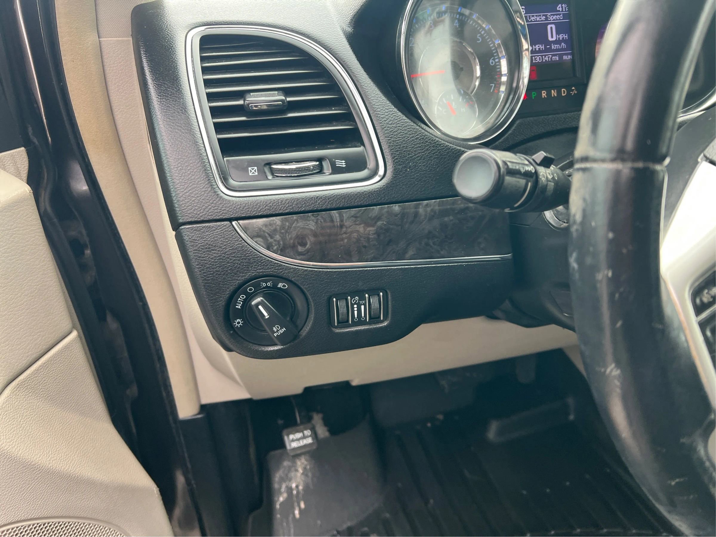 Used 2015 Chrysler Town & Country Touring image 29