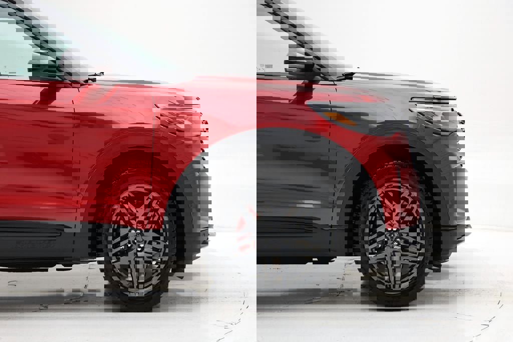 Used 2025 Ford Explorer ST image 3