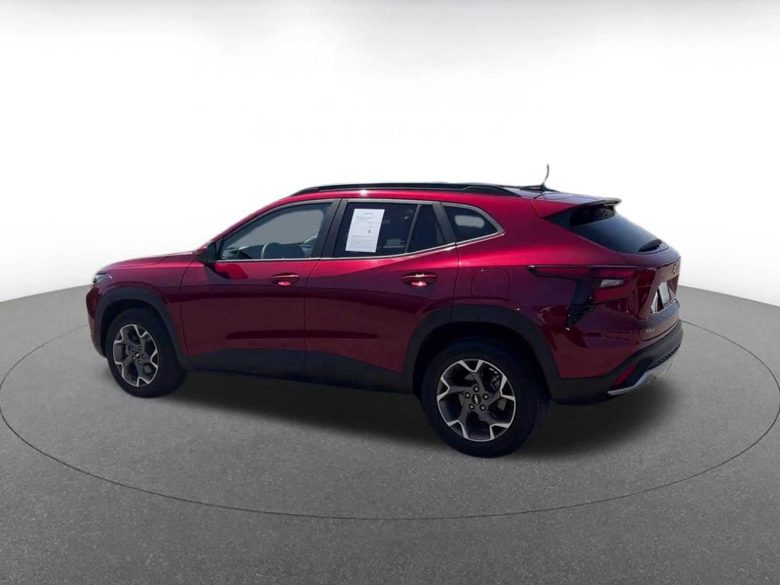 Used 2025 Chevrolet Trax LT FWD image 10