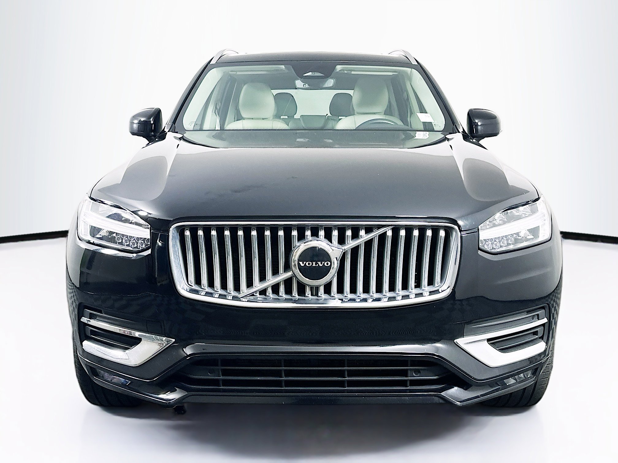 Used 2025 Volvo XC90 B5 Core w/ Protection Package AWD/4WD image 2