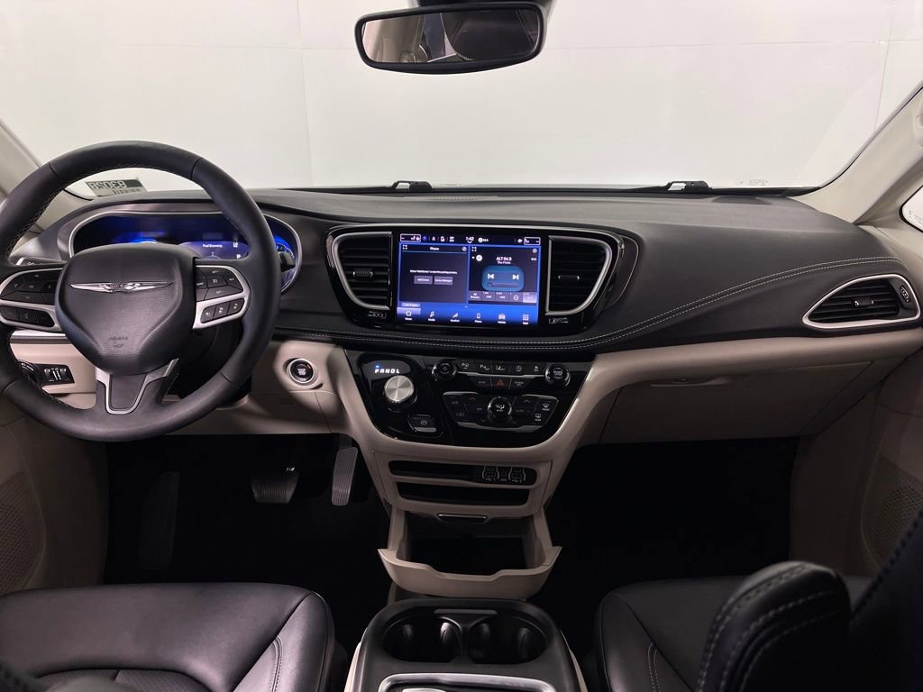 Used 2024 Chrysler Pacifica Touring-L image 14