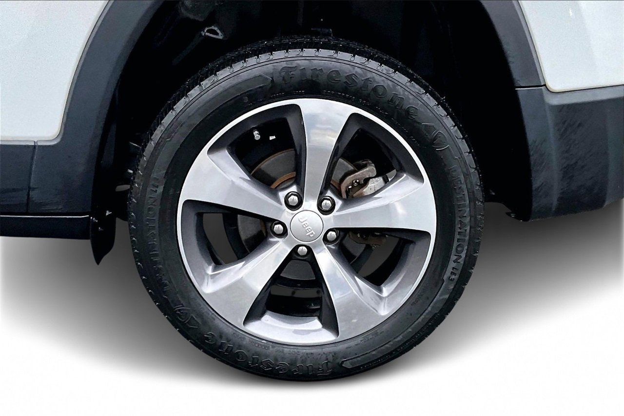 Used 2020 Jeep Cherokee Limited image 32