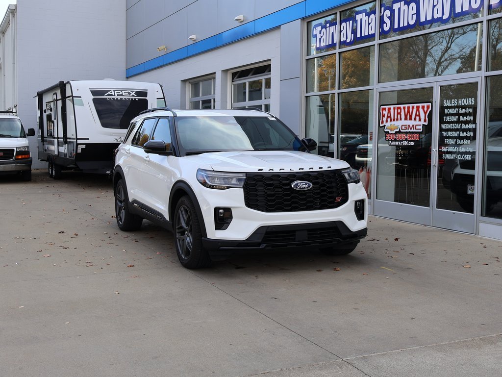 Used 2025 Ford Explorer ST image 2