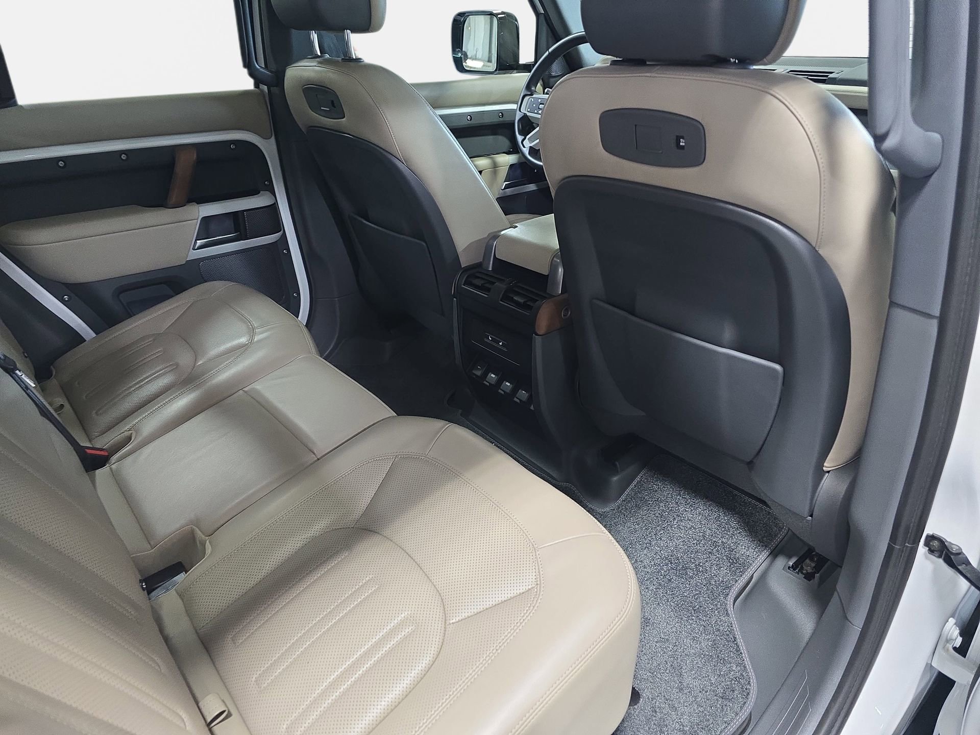 Used 2020 Land Rover Defender 110 HSE AWD/4WD image 11