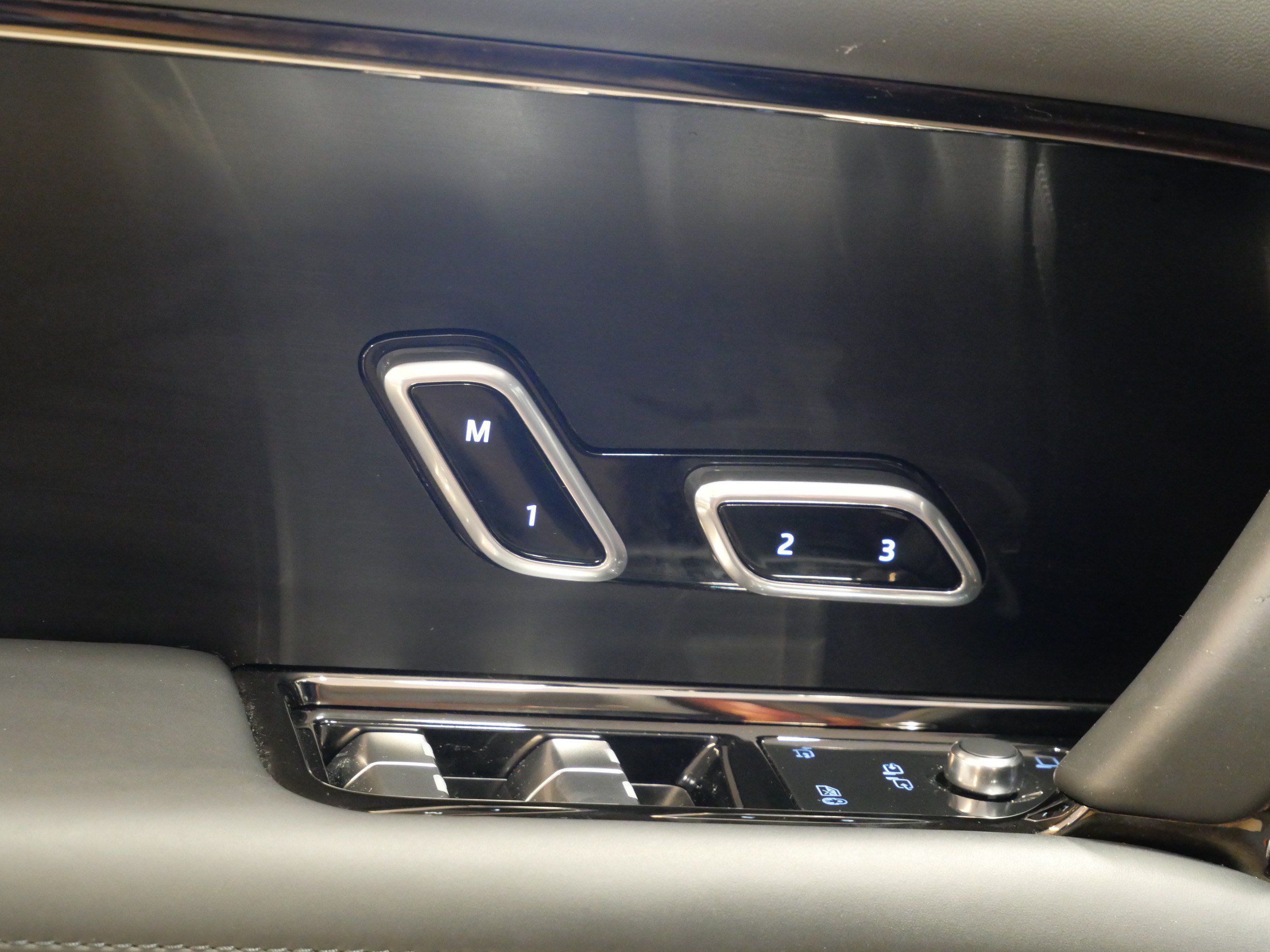 Certified 2023 Land Rover Range Rover SV AWD/4WD image 14