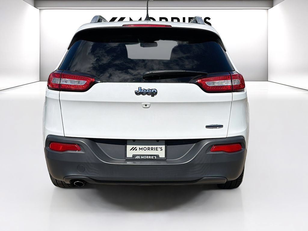 Used 2018 Jeep Cherokee Latitude Plus w/ Cold Weather Group FWD image 6