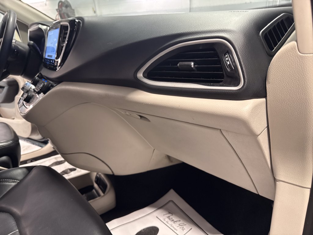 Used 2023 Chrysler Pacifica Touring-L FWD image 34