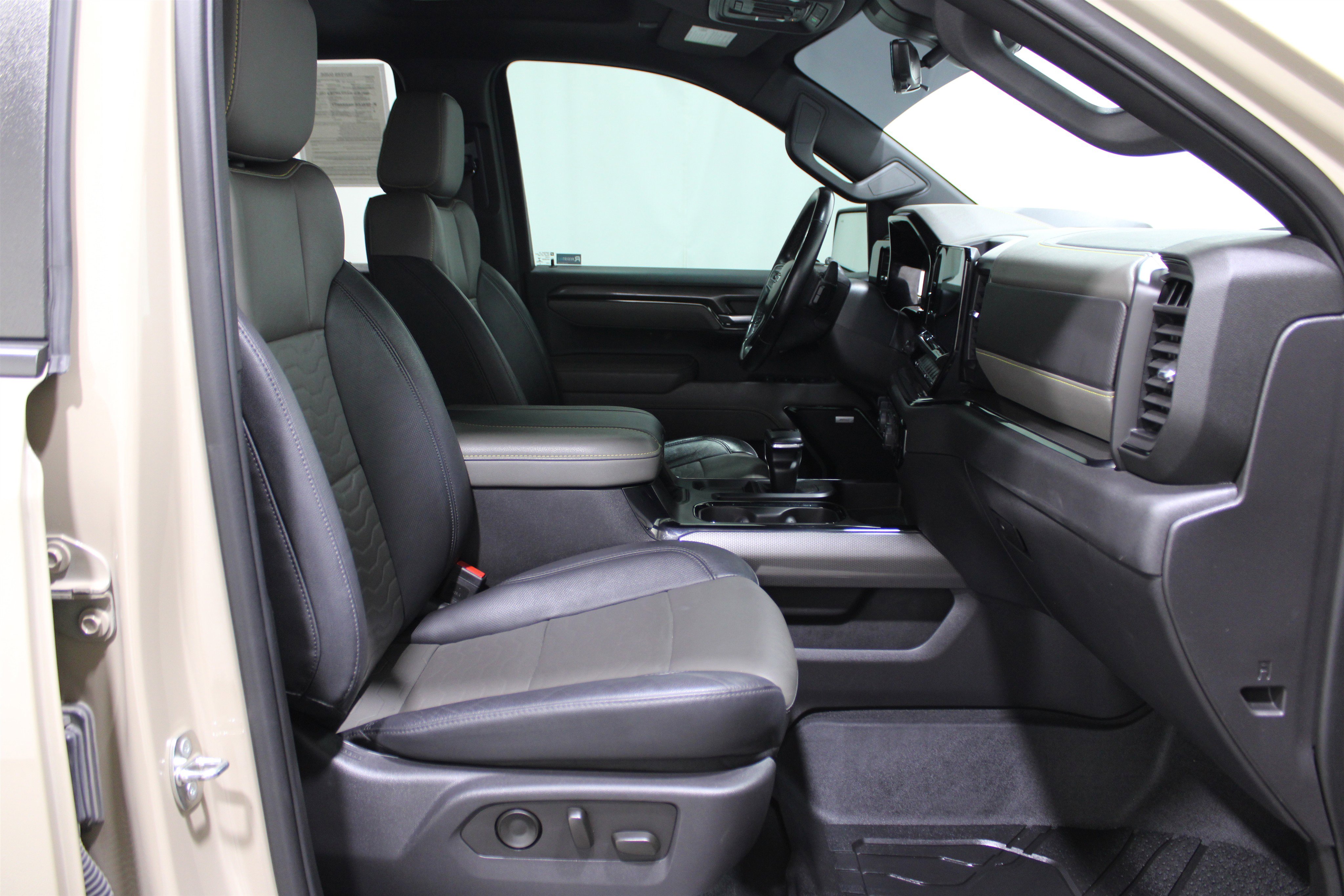 Used 2023 Chevrolet Silverado 1500 ZR2 image 32