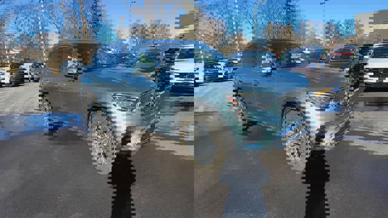 Used 2025 Mercedes-Benz GLC 300 4MATIC image 2