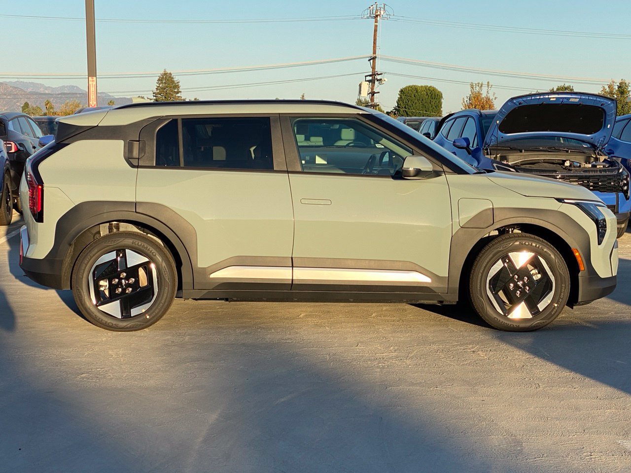 New 2027 Kia EV3 Wind FWD image 2
