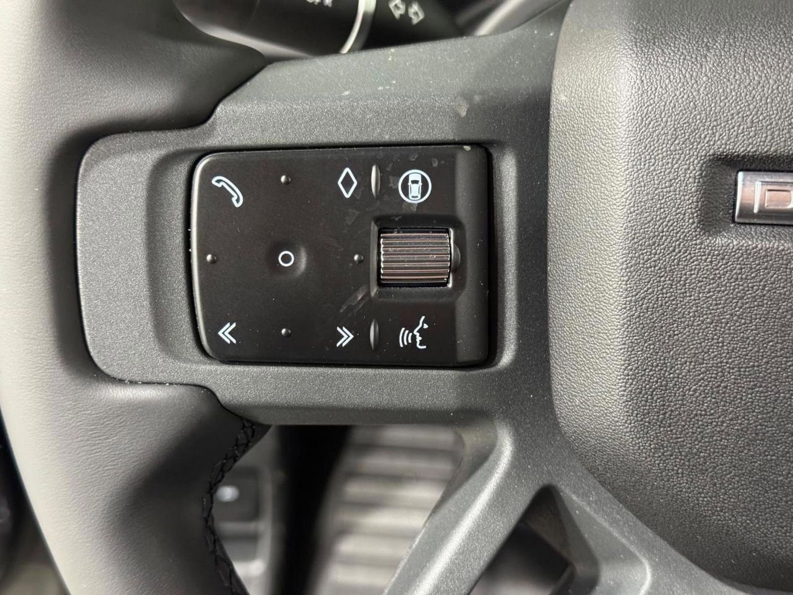 New 2026 Land Rover Defender 130 X-Dynamic SE image 30