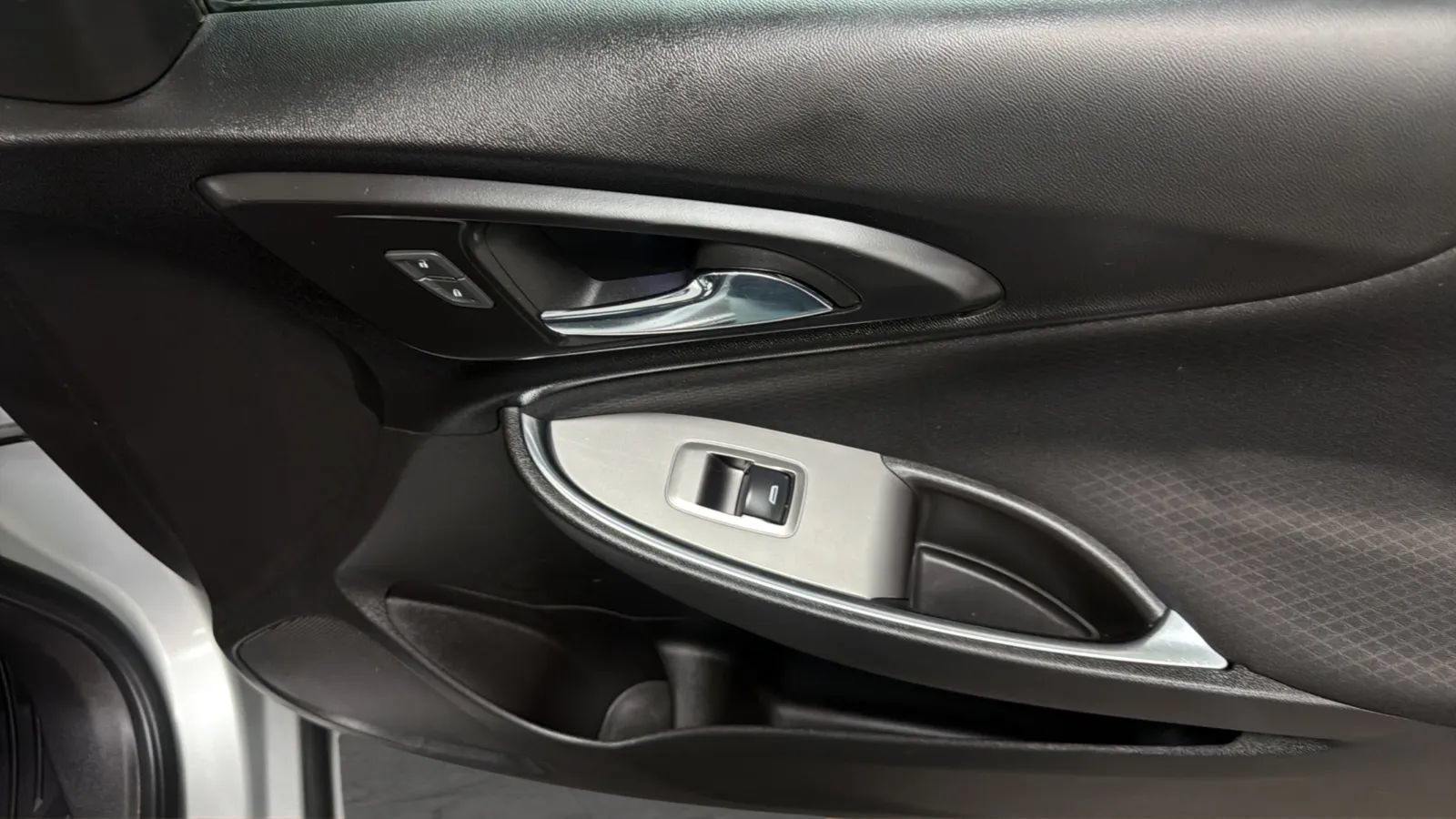 Used 2017 Chevrolet Malibu LT FWD image 18