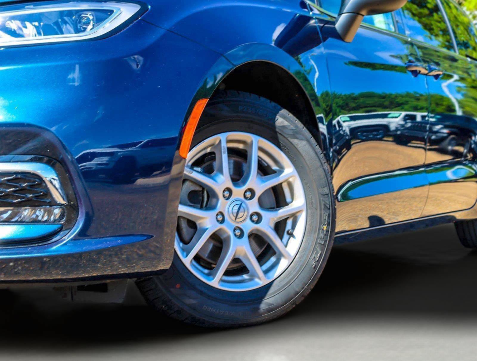 Used 2023 Chrysler Pacifica Touring-L FWD image 2