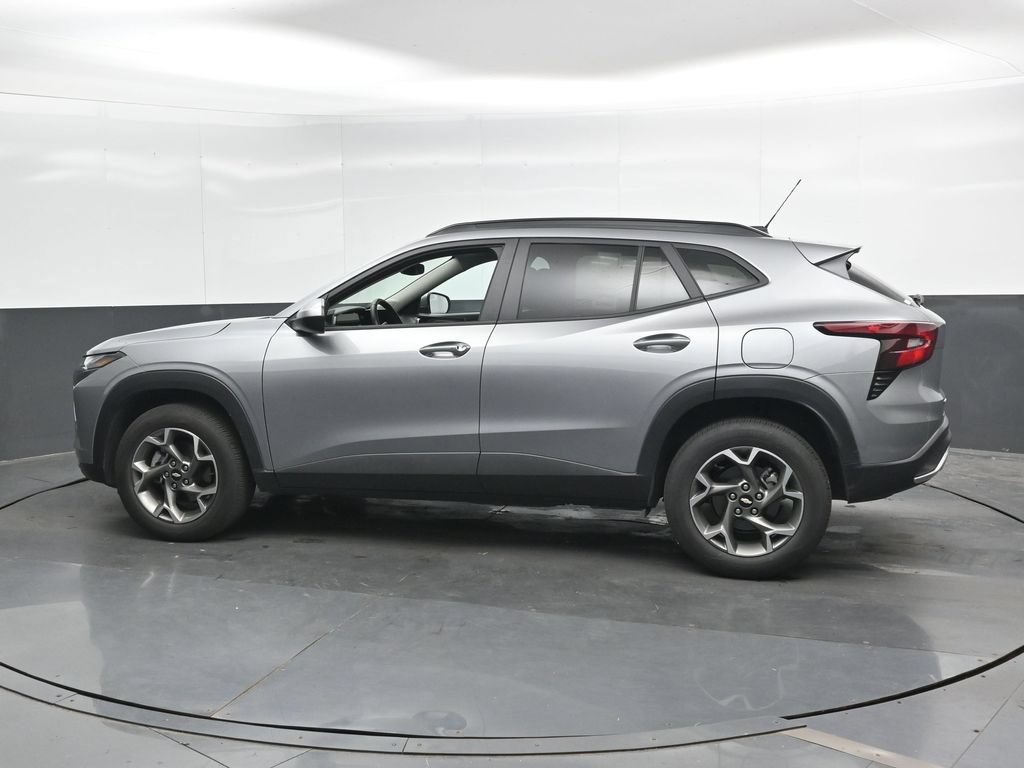 Used 2025 Chevrolet Trax LT w/ LT Convenience Package FWD image 8