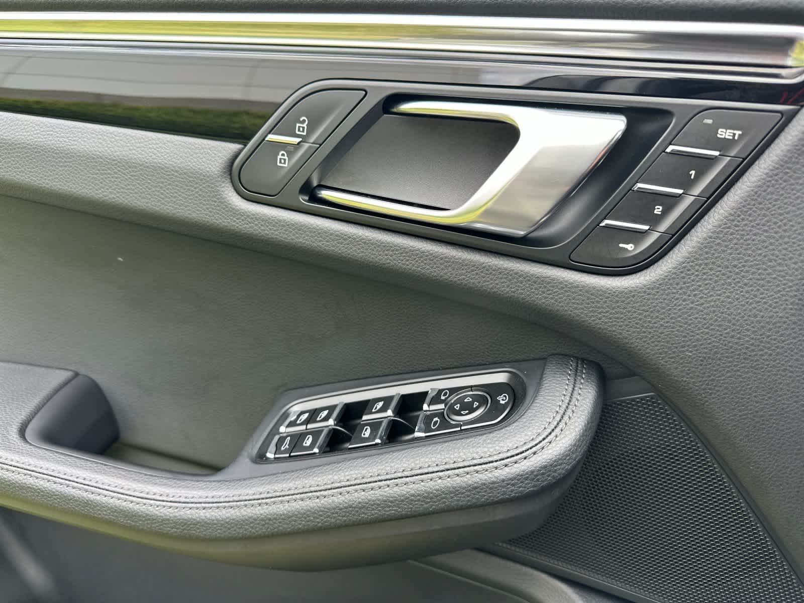 Certified 2025 Porsche Macan AWD/4WD image 12