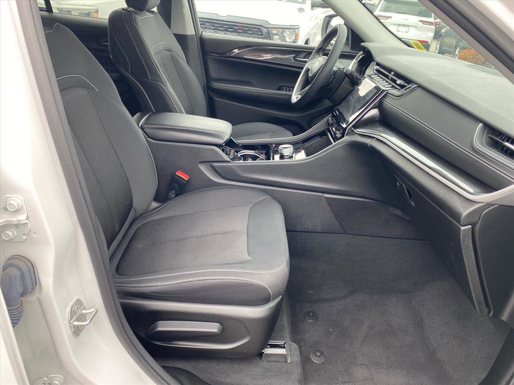 Used 2023 Jeep Grand Cherokee Laredo AWD/4WD image 23